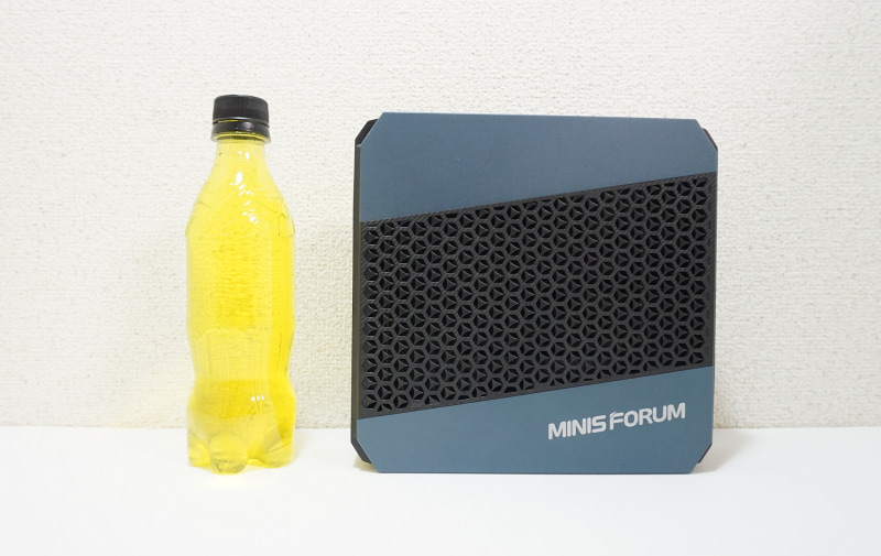 350mlのペットボトルとの比較だ。縦置きだとペットボトルより背は低い