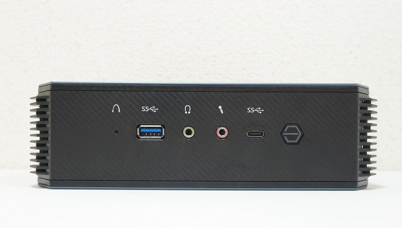 前面にはUSB 3.0ポートを1基とType-C、マイクとヘッドフォン端子を装備