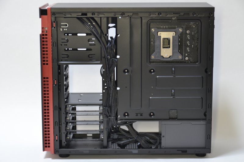 右サイドパネルを開けると、裏面配線が使われているのが見える