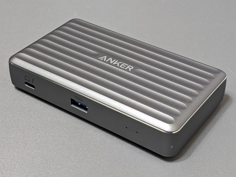 製品本体。カラーはグレーとされているが、見た目は濃いシルバーだ