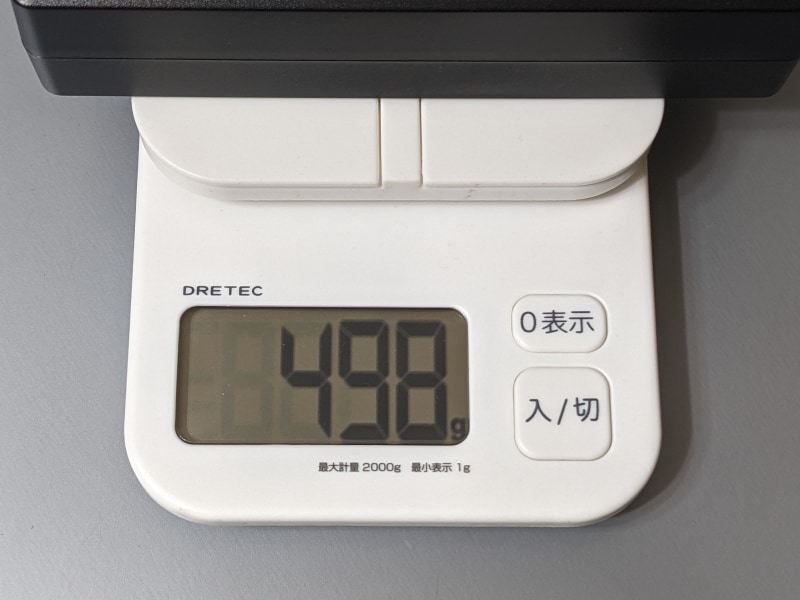 ACアダプタは実測498gと本体の2倍以上。さらにこれに電源ケーブルの重量が加わる