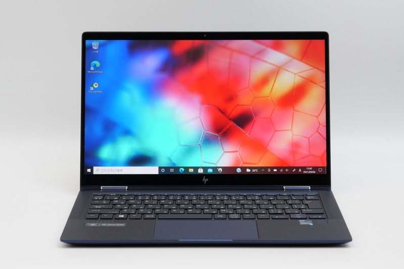 ディスプレイを開いて正面から見た様子。ディスプレイ左右ベゼルが辺狭仕様となっており、筐体の小型化に貢献