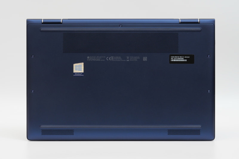 底面。フットプリントは304.3×197.5mm(幅×奥行き)と、13.3型モバイルノートPCとして十分にコンパクトだ