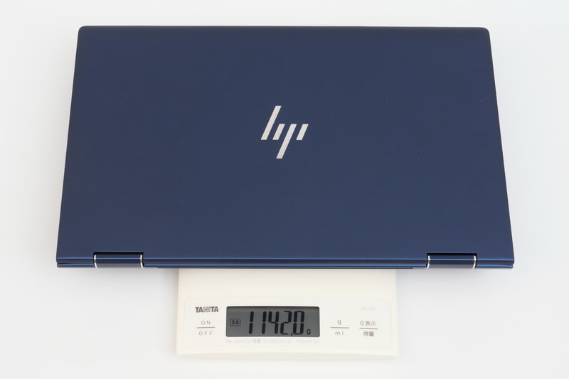 試用機の実測の重量は1,142gと公称よりわずかに軽かった。13.3型モバイルノートPCではより軽い製品もあるが、2in1仕様ということを考えても申し分ない軽さだ