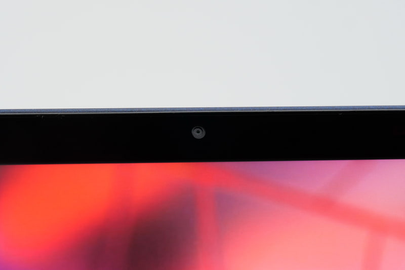 ディスプレイ上部には、Webカメラとしても利用できるWindows Hello対応の顔認証カメラを搭載