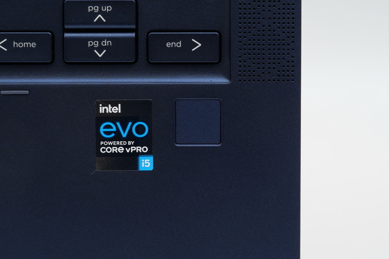 右パームレストにはWindows Hello対応指紋認証センサーも搭載