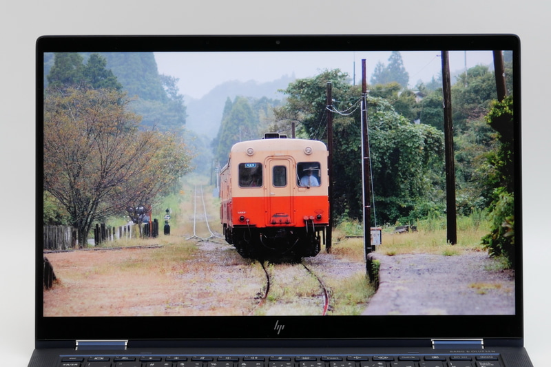 パネル表面は光沢処理で、発色は鮮やか