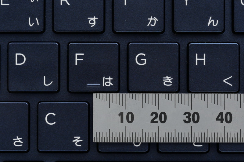 主要キーのキーピッチは約18.5mmとフルピッチには届かないものの、問題なくタッチタイプが可能だ