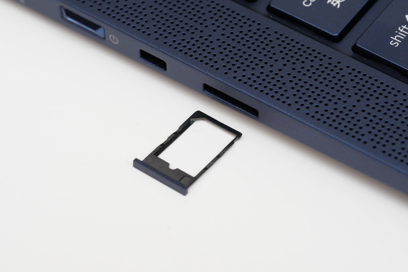 ワイヤレスWAN用のNano SIMスロットは左側面に配置