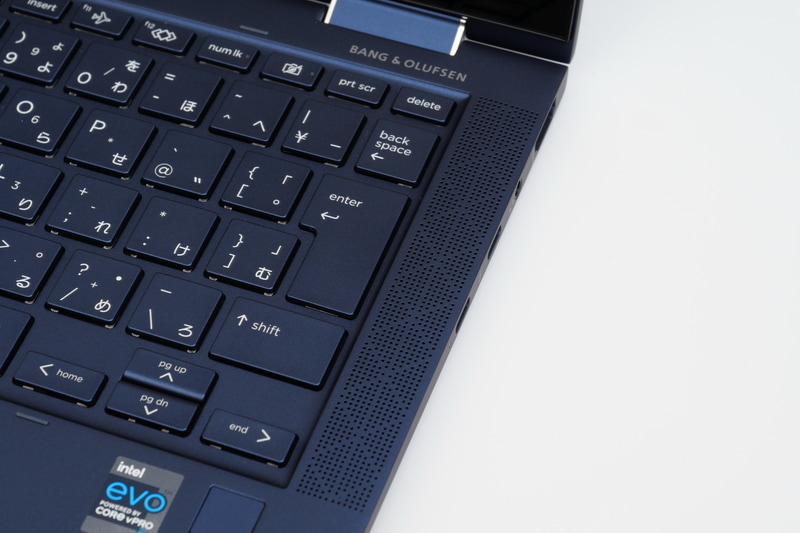 キーボード左右および底面にオーディオブランド「Bang & Olufsen」と共同開発した高音質クアッドスピーカーを搭載
