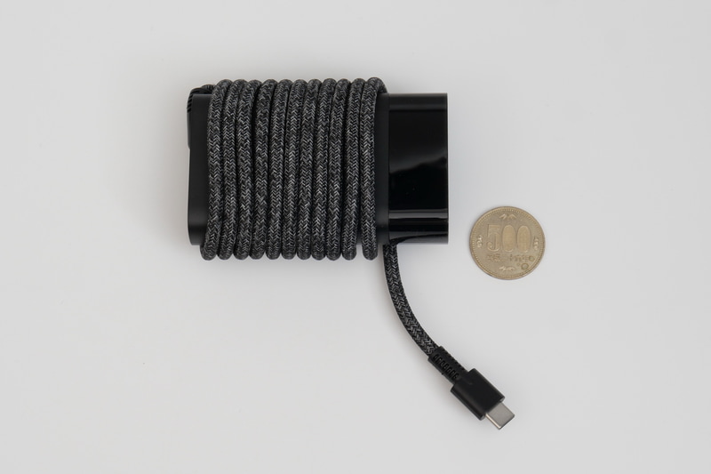 付属ACアダプタはUSB PD準拠で出力は最大65W