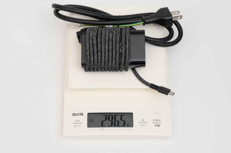 ACアダプタの重量は、付属電源ケーブル込みで実測269.5gだった