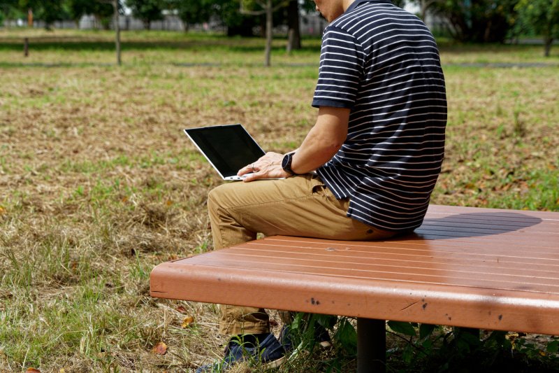 気分転換に公園に持っていって仕事をするのも楽ちん