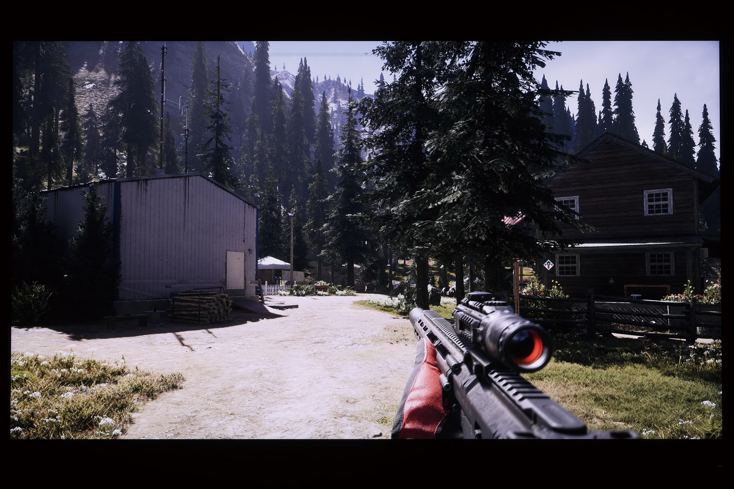 Far Cry 5でHDRを試した。有効時(左)は地面が明るく、建物周辺が暗いなど無効時(右)に比べて、よりメリハリのある映像になっているのが分かる