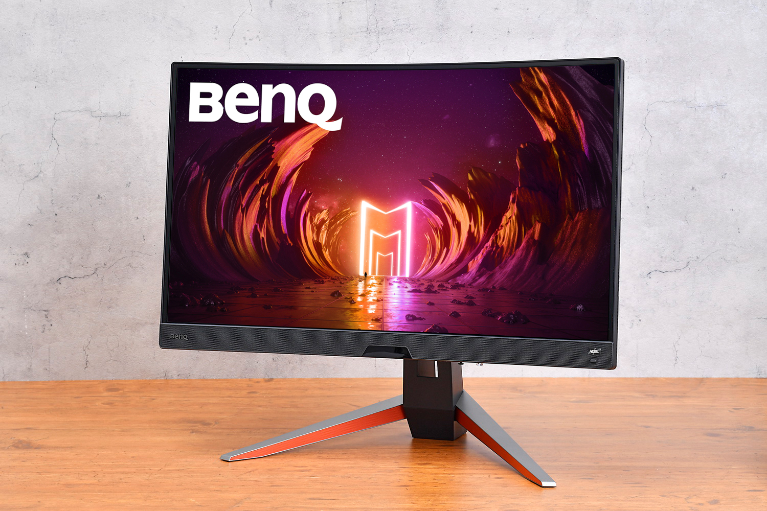 湾曲パネル搭載の「EX2710R」。視点移動時の違和感の少なさと没入感の高さが魅力