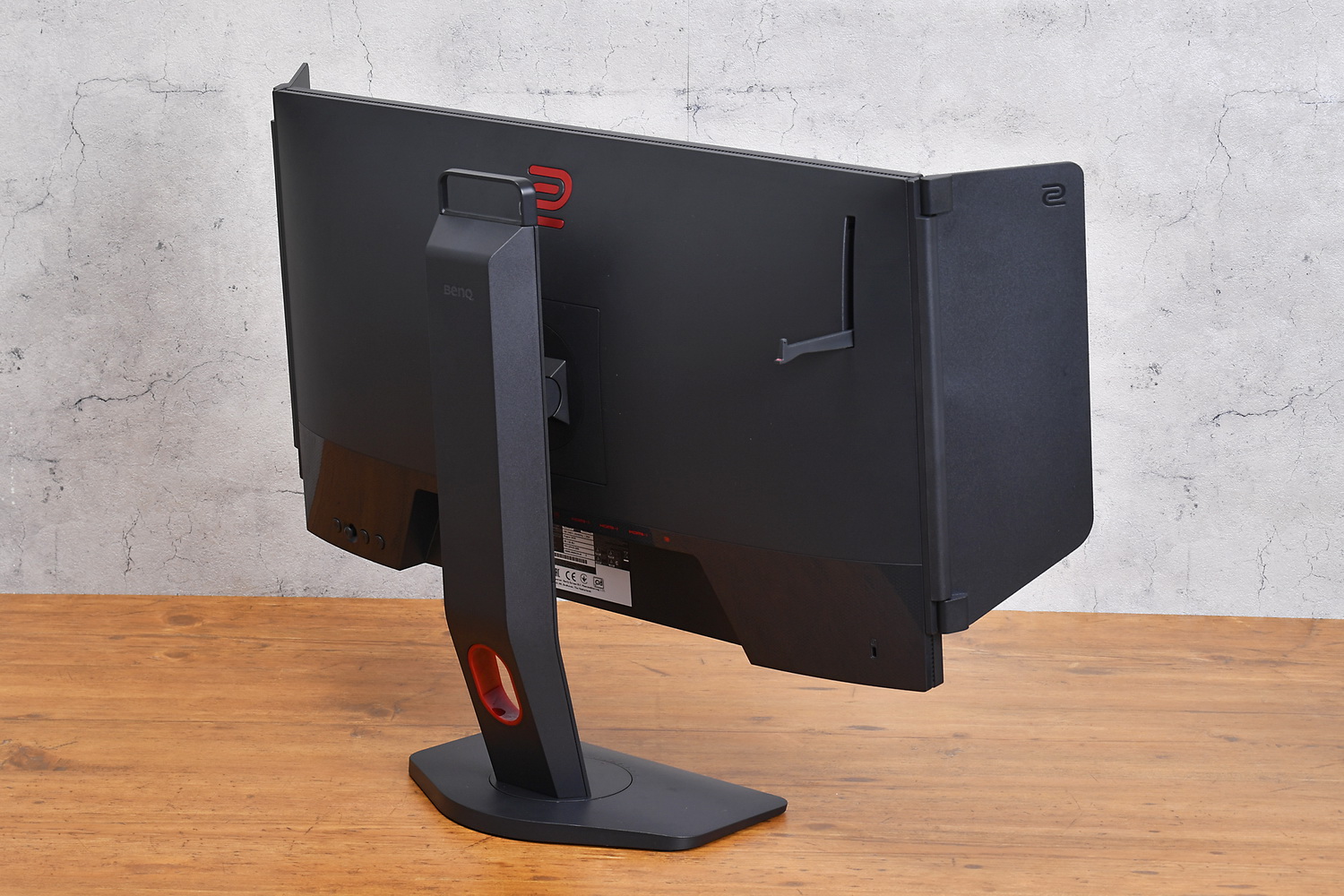 両側面には画面に集中しやすくするアイシールドを用意(着脱可能)。背面にはヘッドセットをかけておけるフックもある。スピーカーは内蔵せず、ヘッドセット/イヤホンでのプレイを想定。“ゲームに全集中”がプロ仕様!!