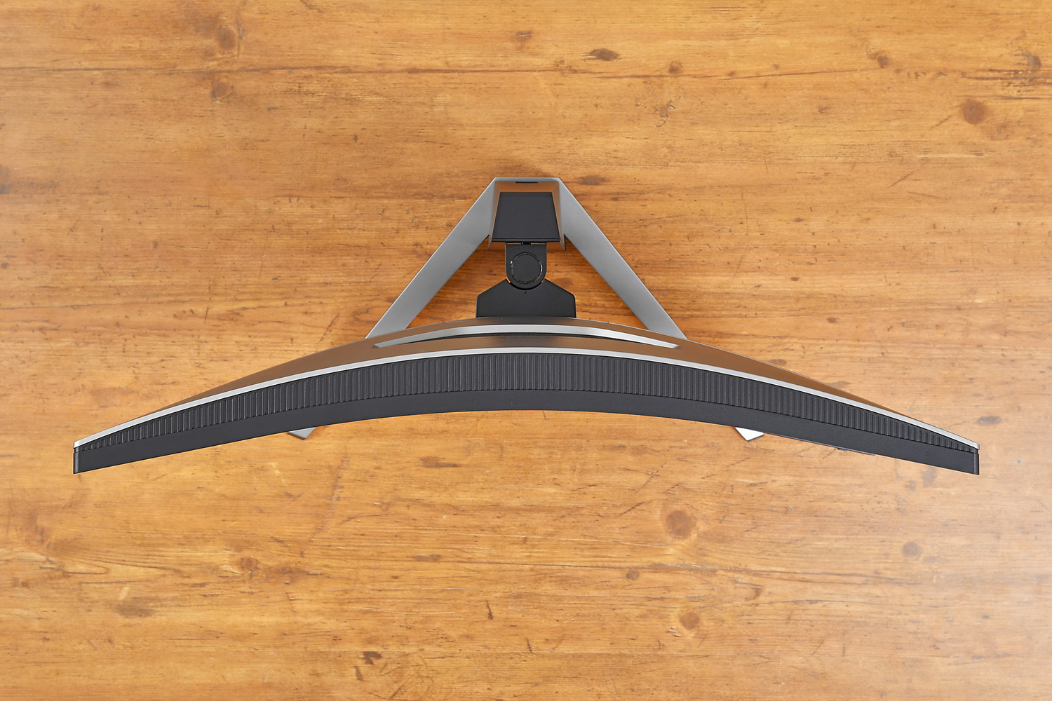 パネルを上方から見ると、なだらか湾曲していることが分かる。遠目には一瞬違和感を感じるかもしれないが、画面の前に座ってみると、違和感よりも画面端々までの距離感や没入感の高さに驚く