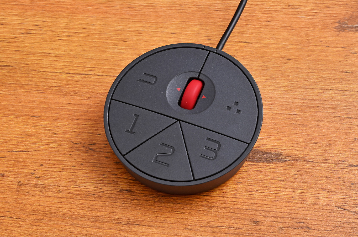 手元でOSDメニューを操作し、設定を保存しておける有線コントローラの「S.Switch」を付属。なお、OSDメニューは本体背面のスティックでも操作可能だ