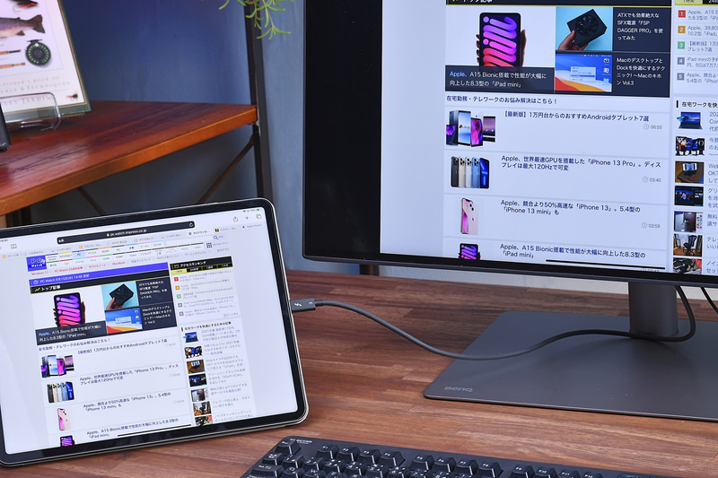 iPad Pro 12.9インチ(M1)もThunderbolt 3ケーブルでサクッとつながる。iPad Pro本体のディスプレイのミラー表示しかできないが、iPadの液晶は文字が小さくてつらい……という人にはかなり有効