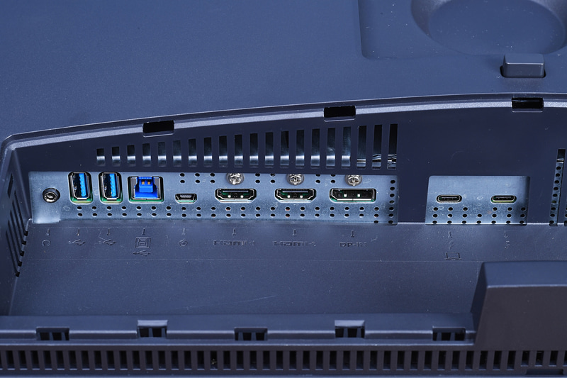 HDMIが2系統にDisplayPortが1系統、さらにThunderbolt 3(2つ存在しており、内部で接続されている)を備える。さらにUSB 3.1(5Gbps)のアップストリームとダウンストリーム×2を備える