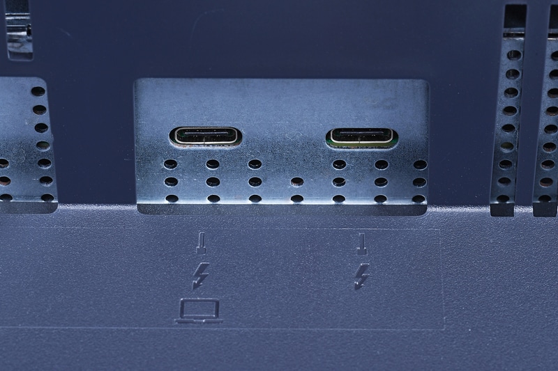 2基あるThunderbolt 3ポートのうち、PCのアイコンが付いたポートは最大65Wの給電に対応(ノート型Macはこちらに接続)、付いていないほうは最大15Wの給電に対応する