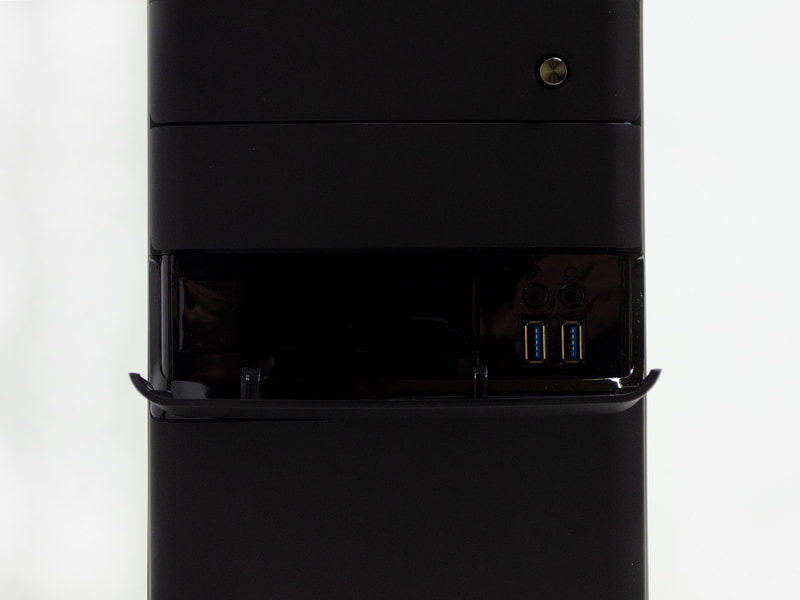 前面上部。パネルを開けると3.5インチベイ、USB 3.0×2、音声入出力が現れる