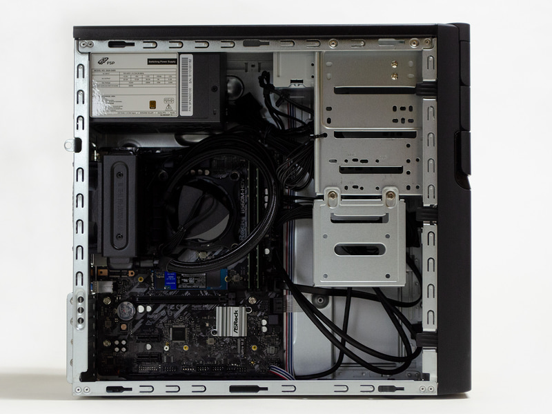 右サイド(内部)。拡張スロットが未使用のため中は混み合っていない