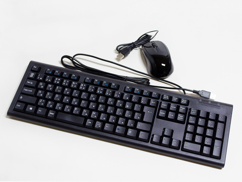 付属品はUSB式のキーボードとマウス