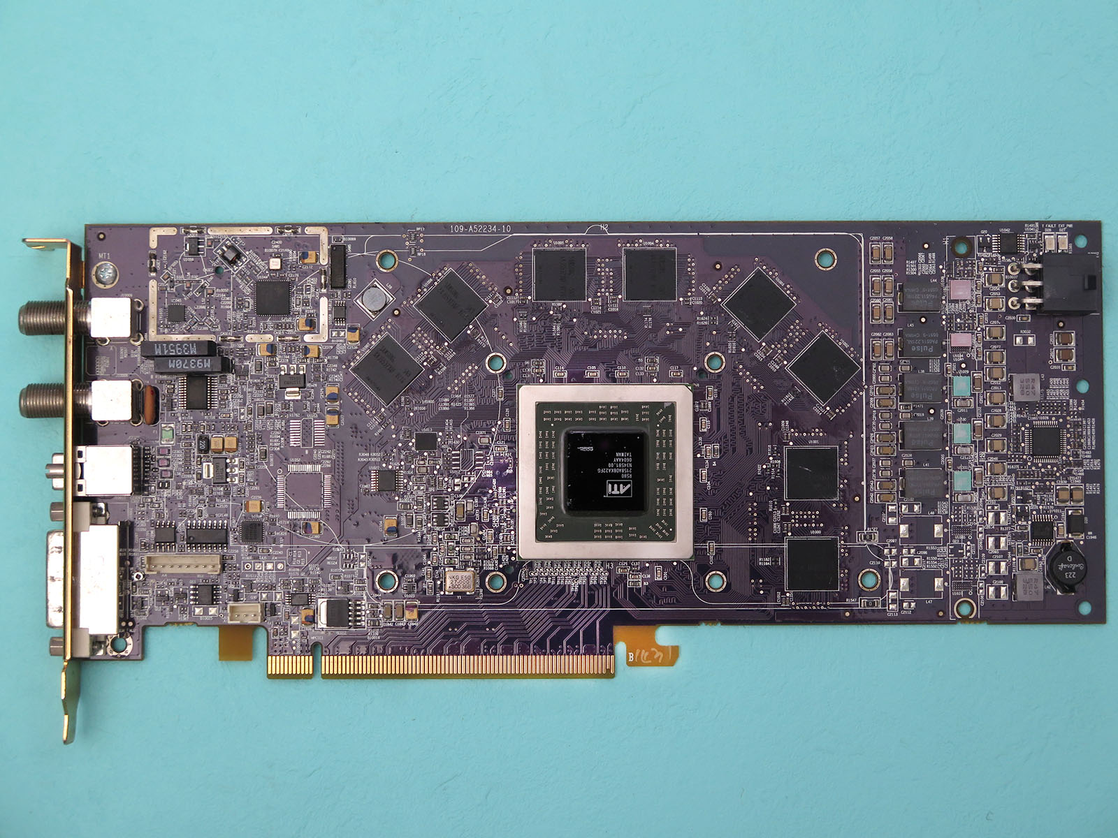 GPUクーラーとTVチューナのカバーを外したところ