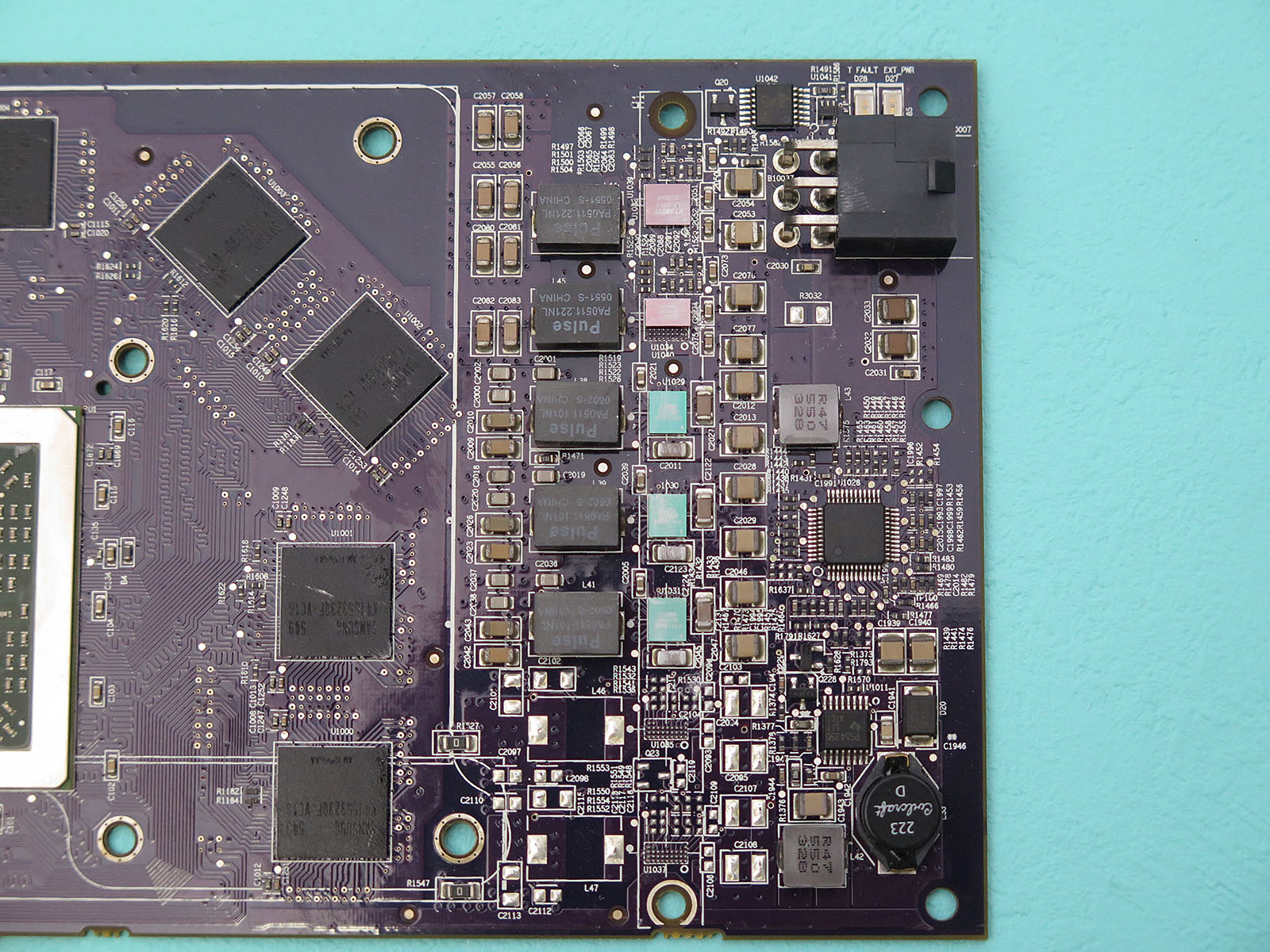 電源は3+1+1フェーズのように見える