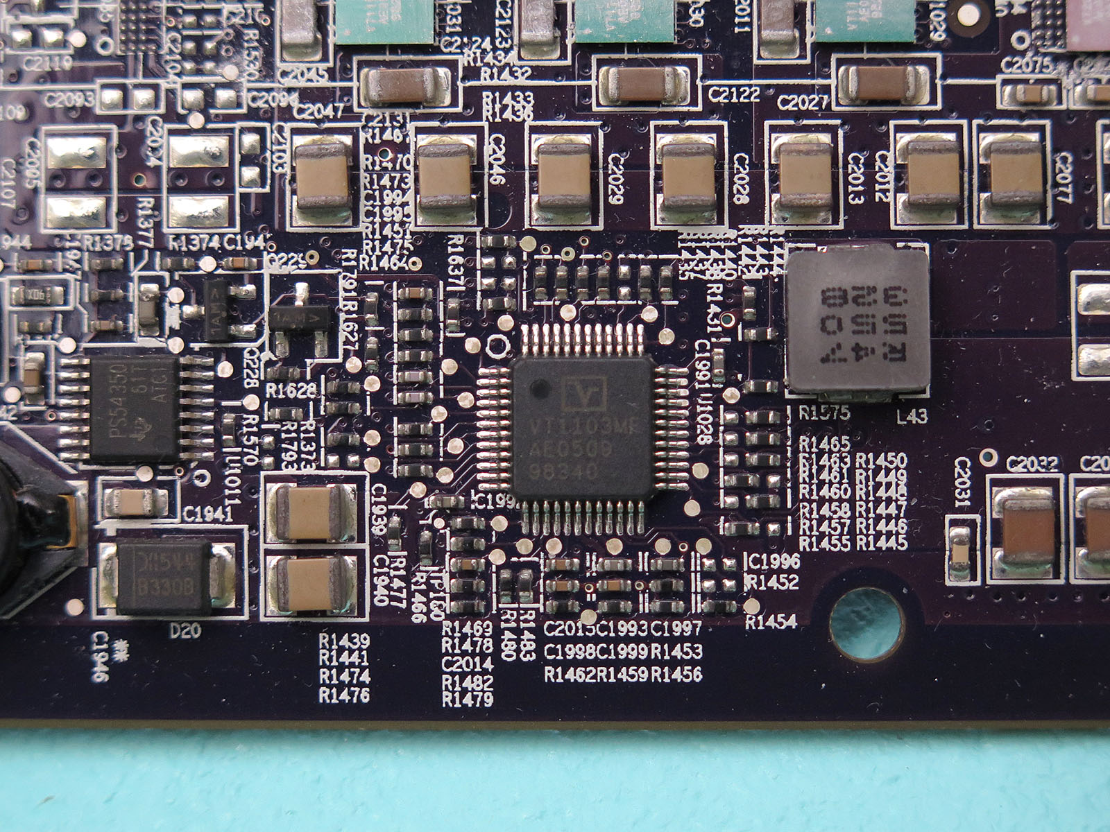 電源コントローラはVolterra Semiconductor(後にMaxisが買収)の「VT1103MF」