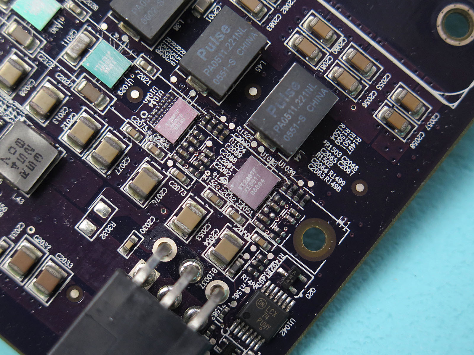 もうすでにデータシートが見当たらないのだが、おそらくDriver MOSFETの類だろう。ビデオカードでの採用は当時としては珍しい