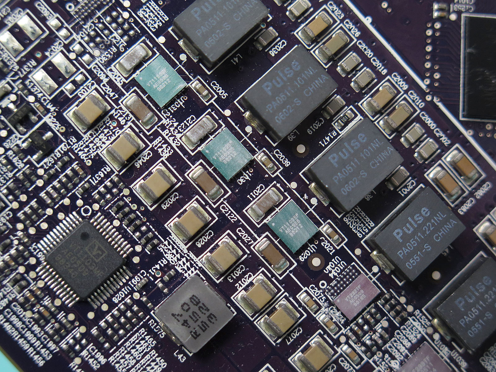 もうすでにデータシートが見当たらないのだが、おそらくDriver MOSFETの類だろう。ビデオカードでの採用は当時としては珍しい