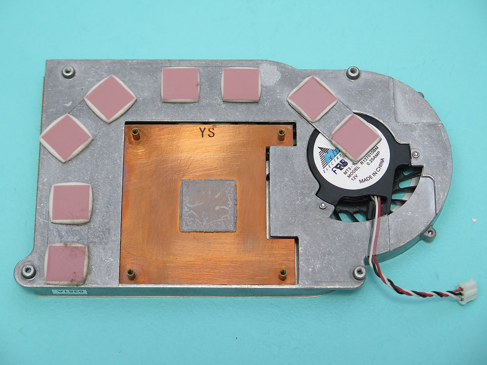 シングルスロットのGPUファン。メモリとGPUを冷却する部分は2ピースに分かれている