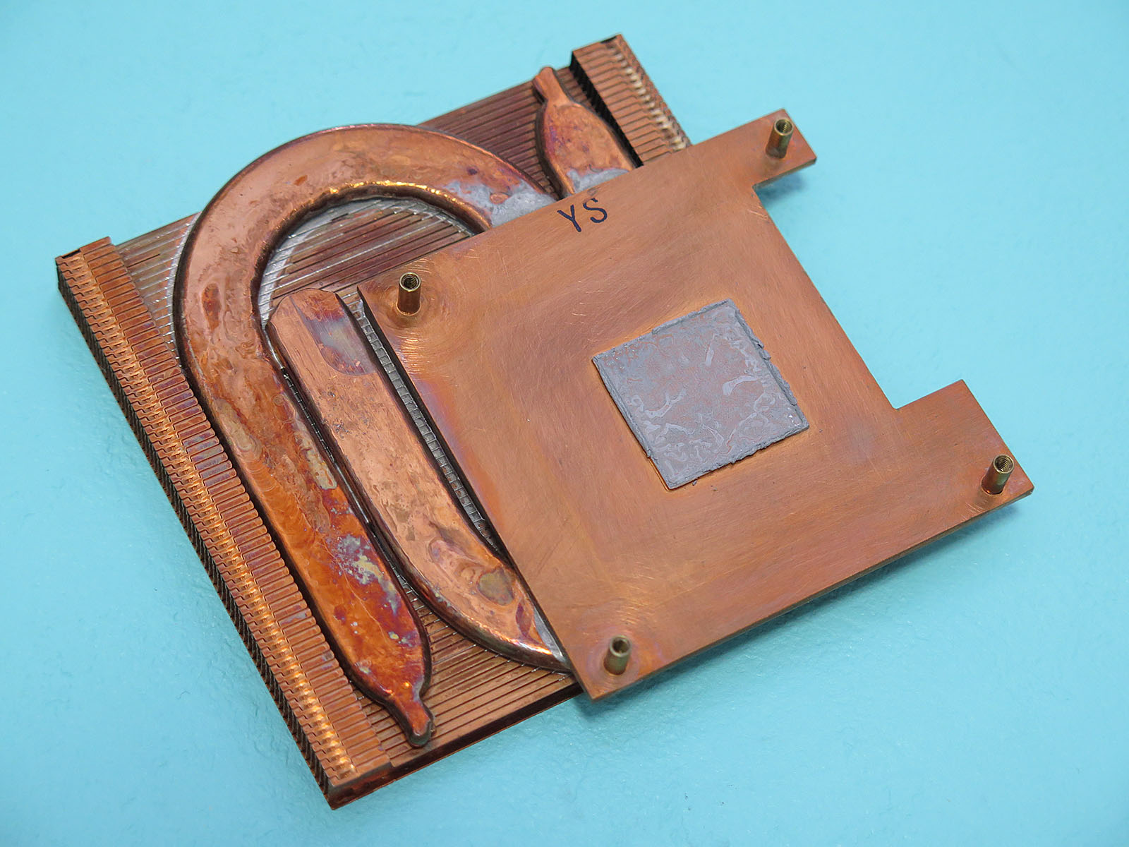 GPU冷却部には2本のU字型ヒートパイプを搭載し、熱伝導効率を引き上げている。工作精度はもう一歩欲しかったところ