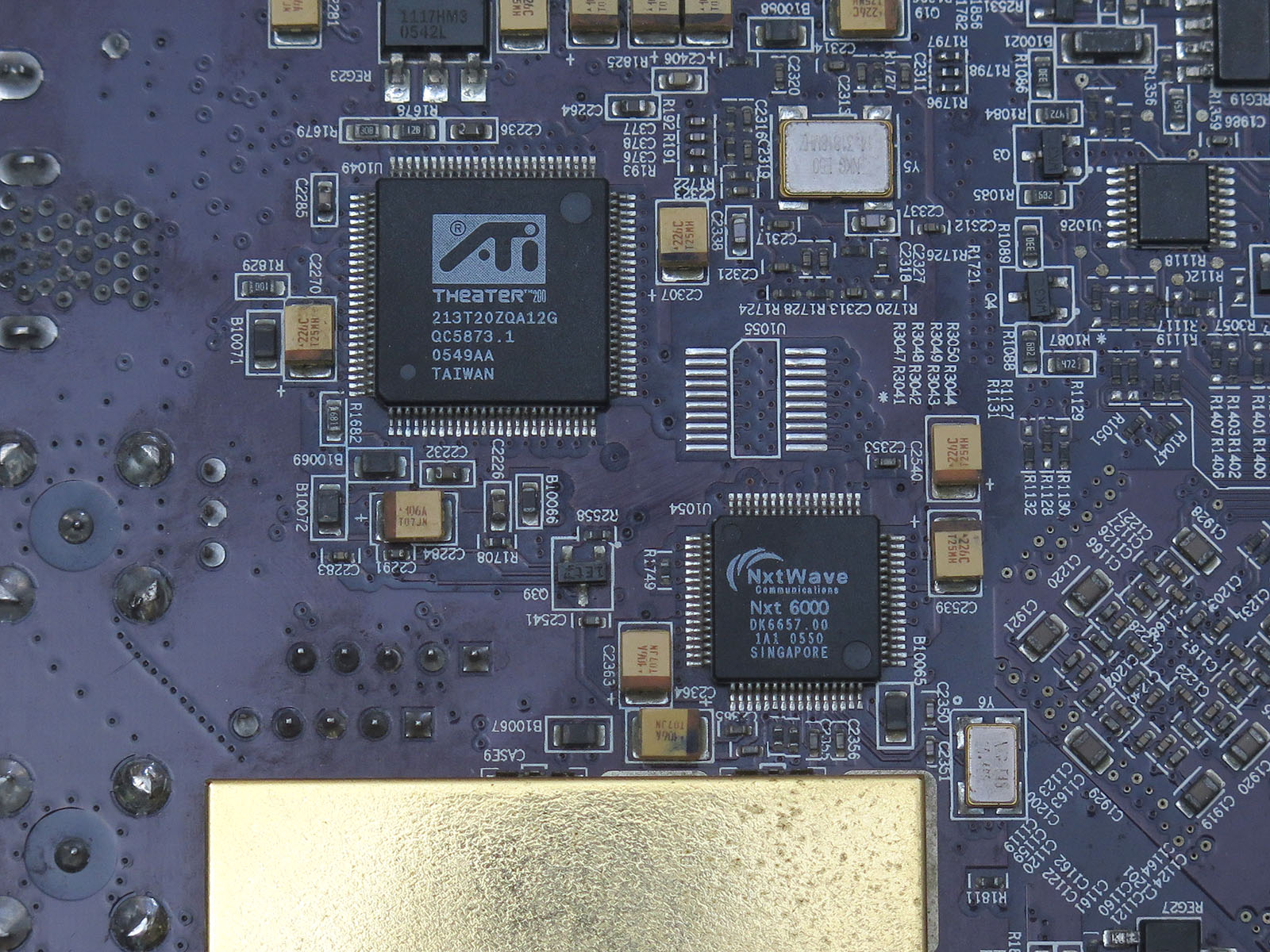 背面にビデオ入出力を司る「THEATER 200」と、NxtWave CommunicationsのDVB-T対応復調チップ「NXT6000」