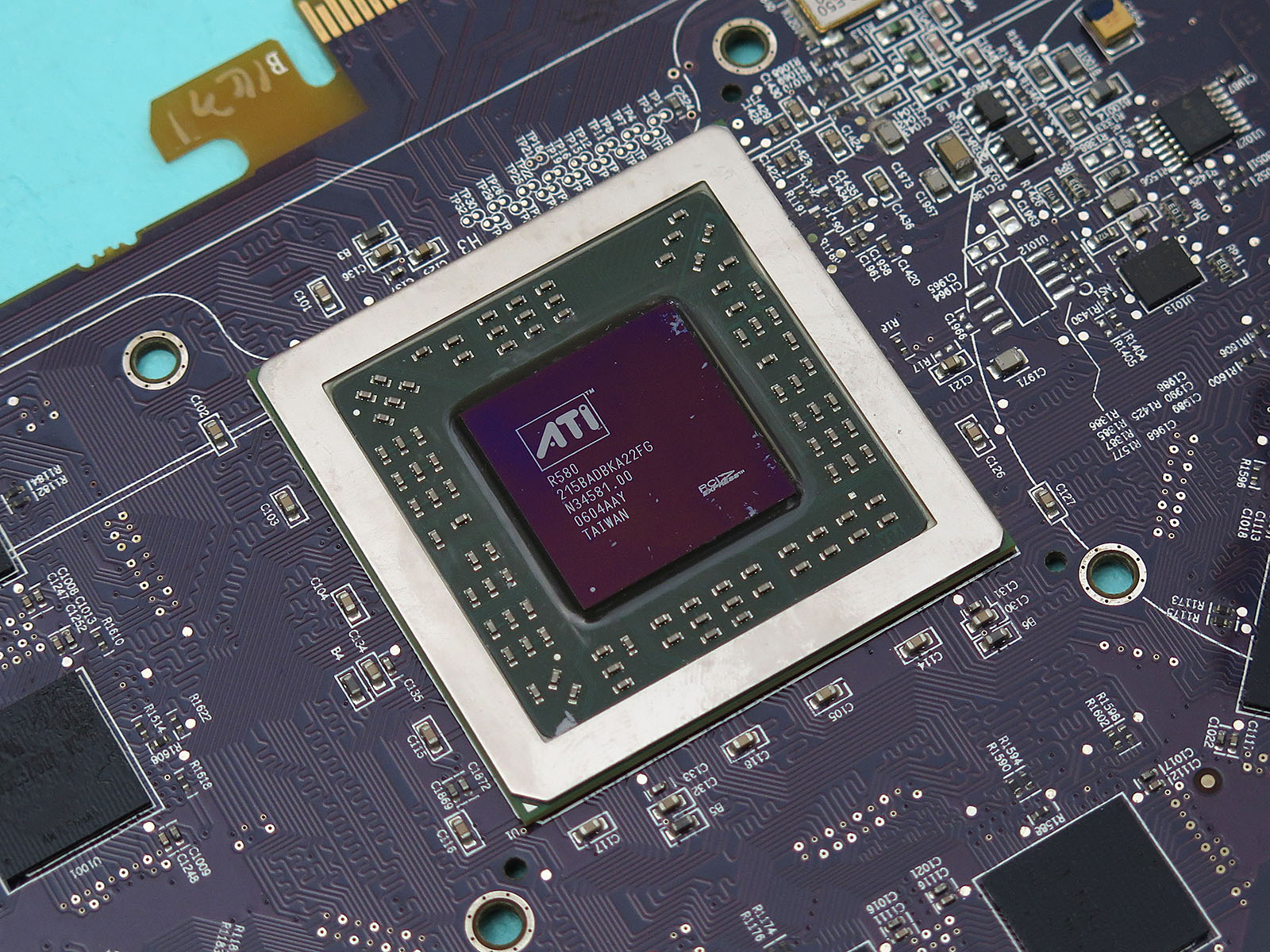 Radeon X1900チップ。ピクセルシェーダを48基にしているため、ダイサイズはかなり大きい