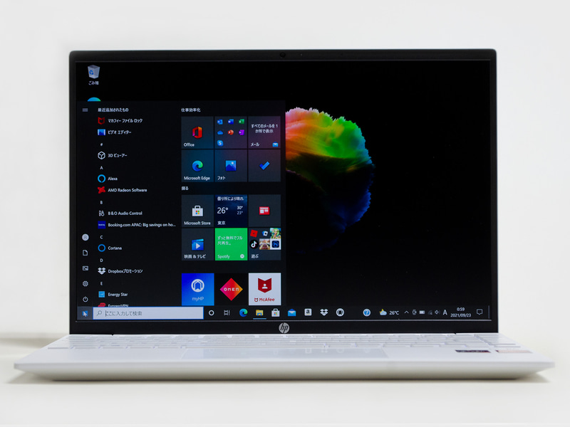 前面。パネル中央上にWebカメラ。フチはかなり狭い