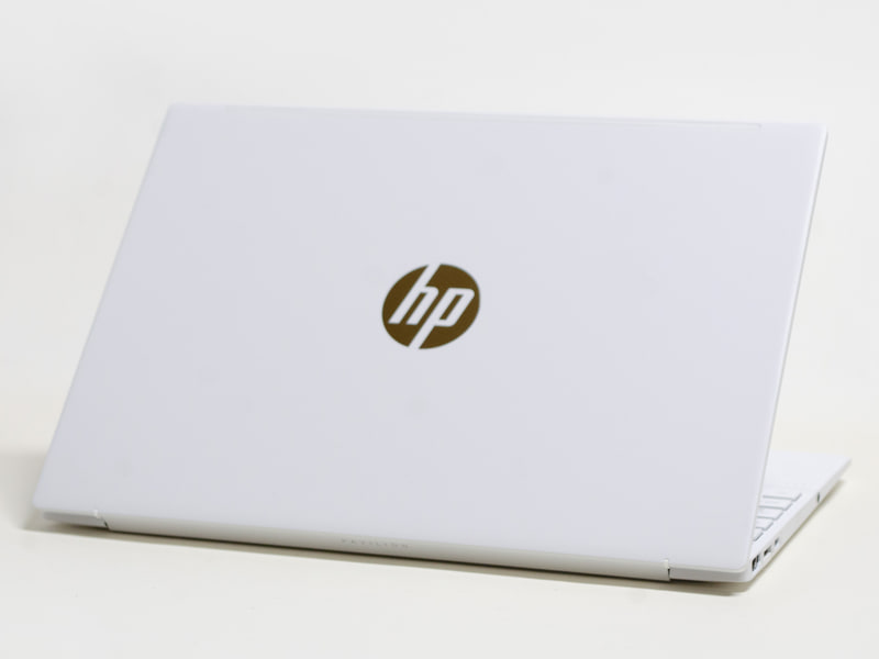 斜め後ろから。セラミックホワイト。中央にHPのロゴ