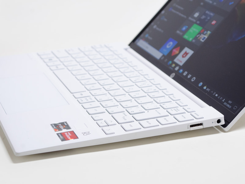 右。電源入力、Type-A。高さが足らず下の部分が少し開く。Ethernetではたまに見かけるがType-Aでこの機構は珍しい(左側も同様)