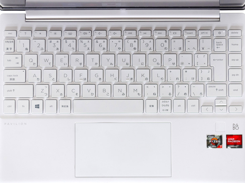 キーボードはアイソレーションタイプの日本語キーボード。[Enter]キーの外側にキーがあるのは好みが分かれそうだ