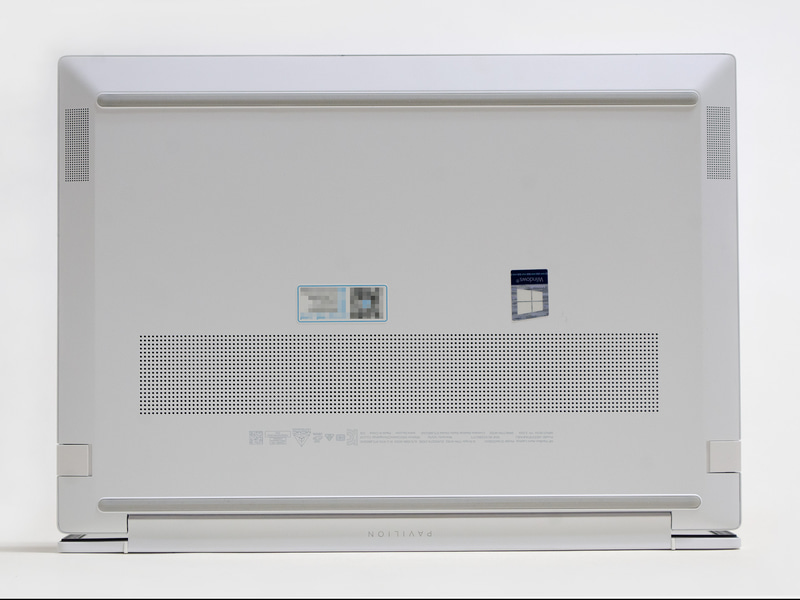 裏。前後に1本バーのゴム足。手前左右のスリットにスピーカー