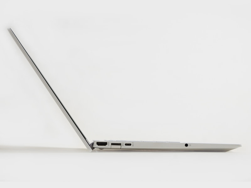 横から。かなり薄いのがわかる。パネルを傾けると下の部分が足替わりとなり、気持ちキーボードが前に傾く