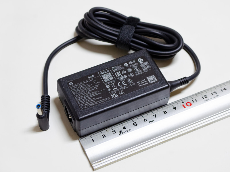 ACアダプタはサイズ約87×48×28mm(幅×奥行き×高さ)、重量199g、出力19.5V/3.33A/65W