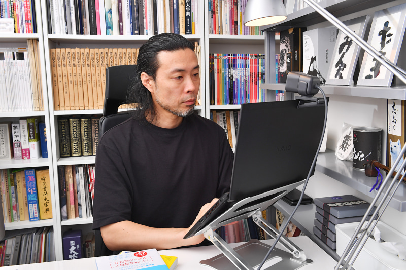 前田氏がVAIO Zを使用している様子。「メラビアンの法則で、コミュニケーション時に人に影響を与える情報は、言語・聴覚・視覚のうち視覚が55%と最も大きいとされている。自分の表情が伝わる高画質だと説得力がより増す」とし、オンラインでのプレゼンやミーティングでのカメラの画質も重要と説く