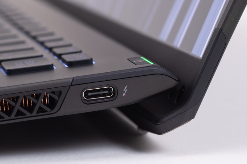 Thunderbolt 4対応のUSB Type-Cポートを両側面に1つずつ備える