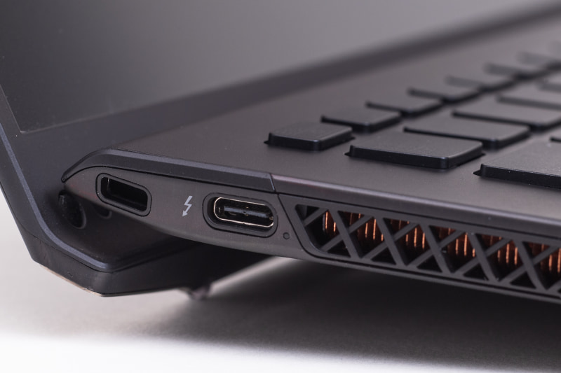 Thunderbolt 4対応のUSB Type-Cポートを両側面に1つずつ備える