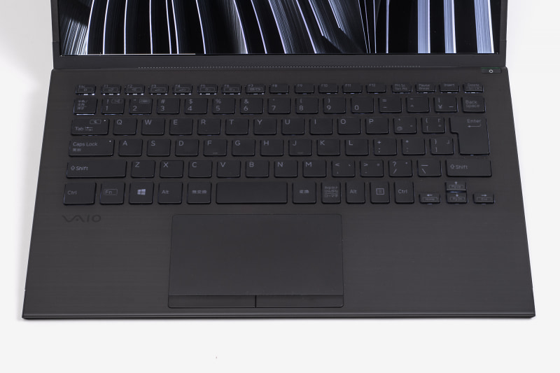 使用者側もほぼブラックで、キートップの文字もうっすら見える程度。キーボードの左右や手前などにある「余白」などを含め、デザインは圧倒的に洗練されているという