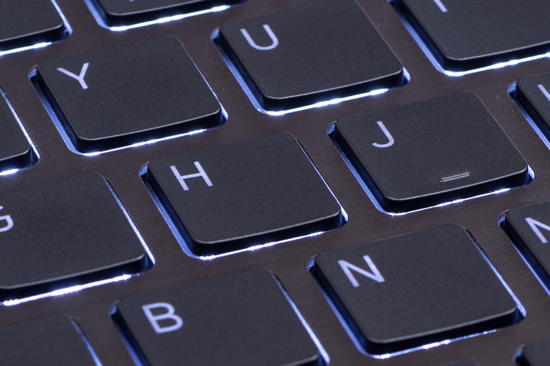 それでも暗い場所ではバックライトを点灯して、視認性を高くしながら使うこともできる