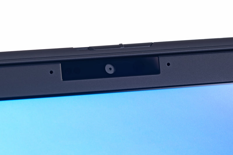 Webカメラの左右にあるステレオマイクは、キーボードのタイピング音を拾いにくいように、制振性の高いクッション材などを使用しており」、Web会議中でもノイズが入りにくい